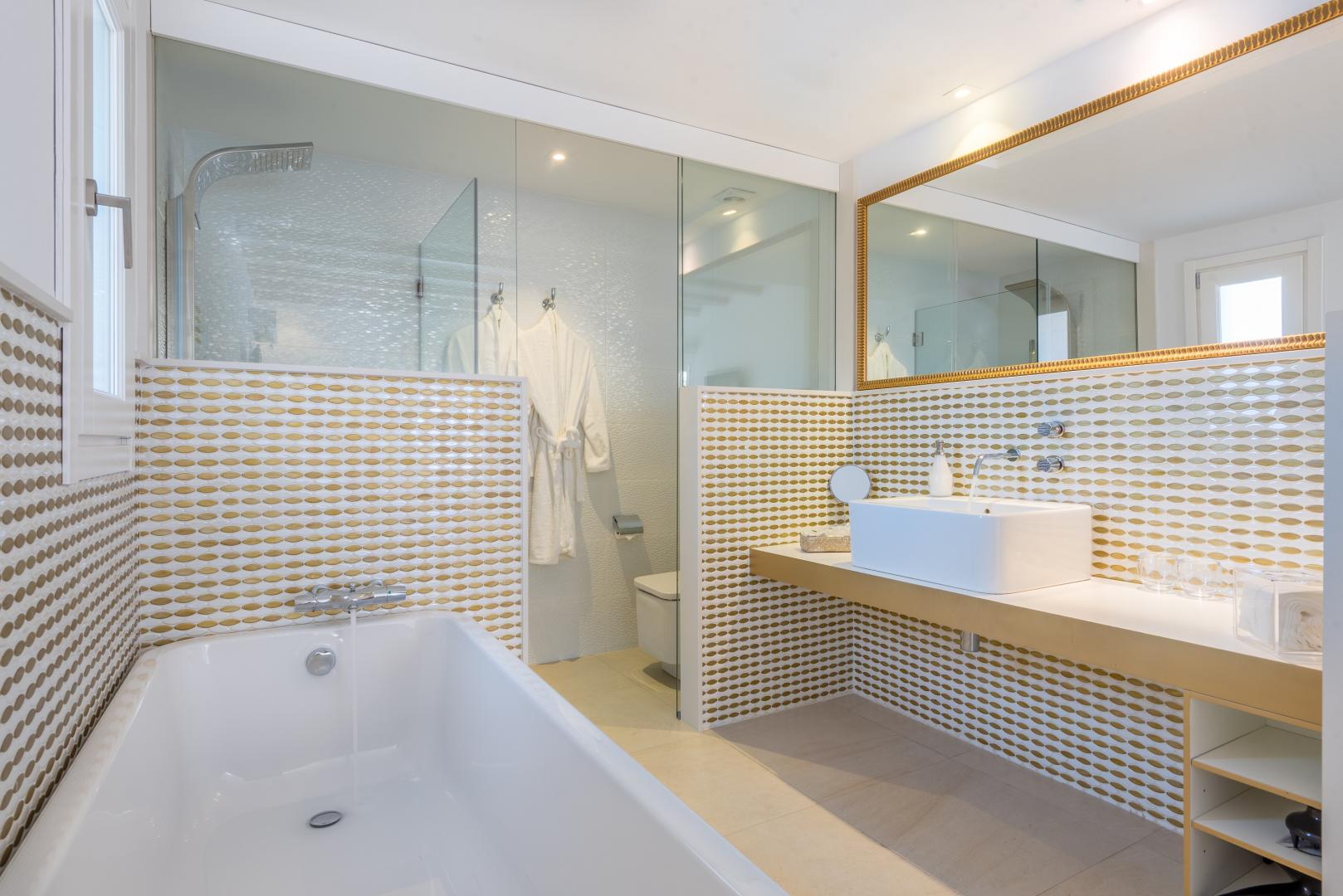 Badkamer met ligbad — Cas Cabo Nou Agroturismo