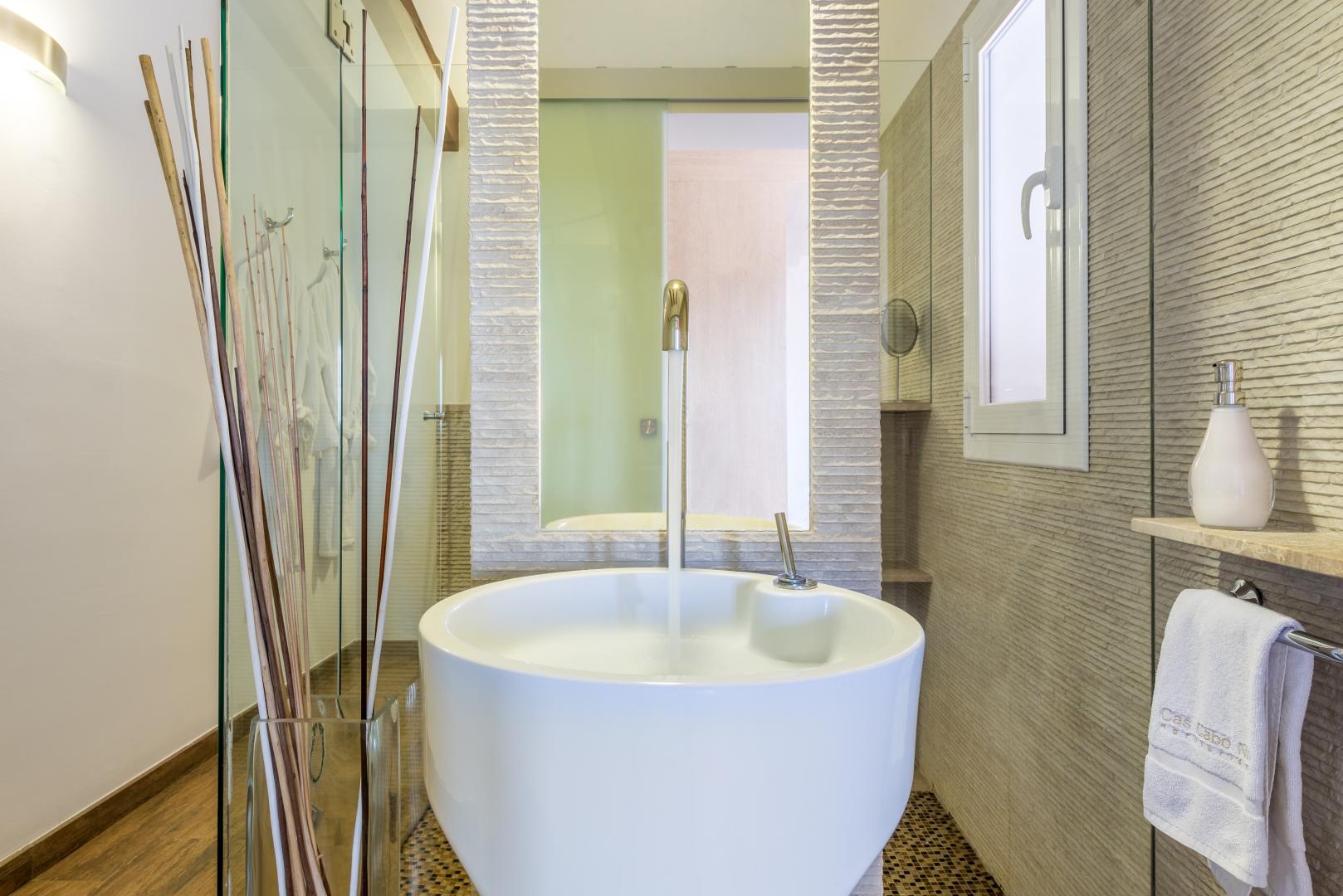 Badkamer met ligbad — Cas Cabo Nou Agroturismo