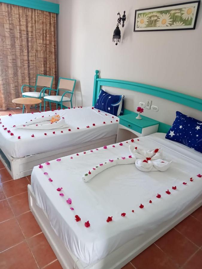 twee bedden met hartjes erop in een kamer bij Badawia Sharm Resort in Sharm El Sheikh