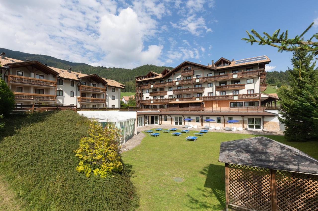 Golf Hotel.