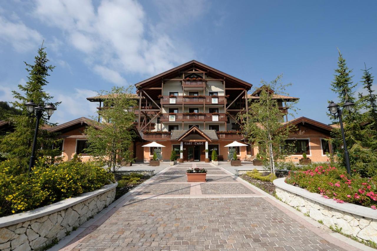 een groot gebouw met een pad ervoor bij Golf Hotel in Folgaria