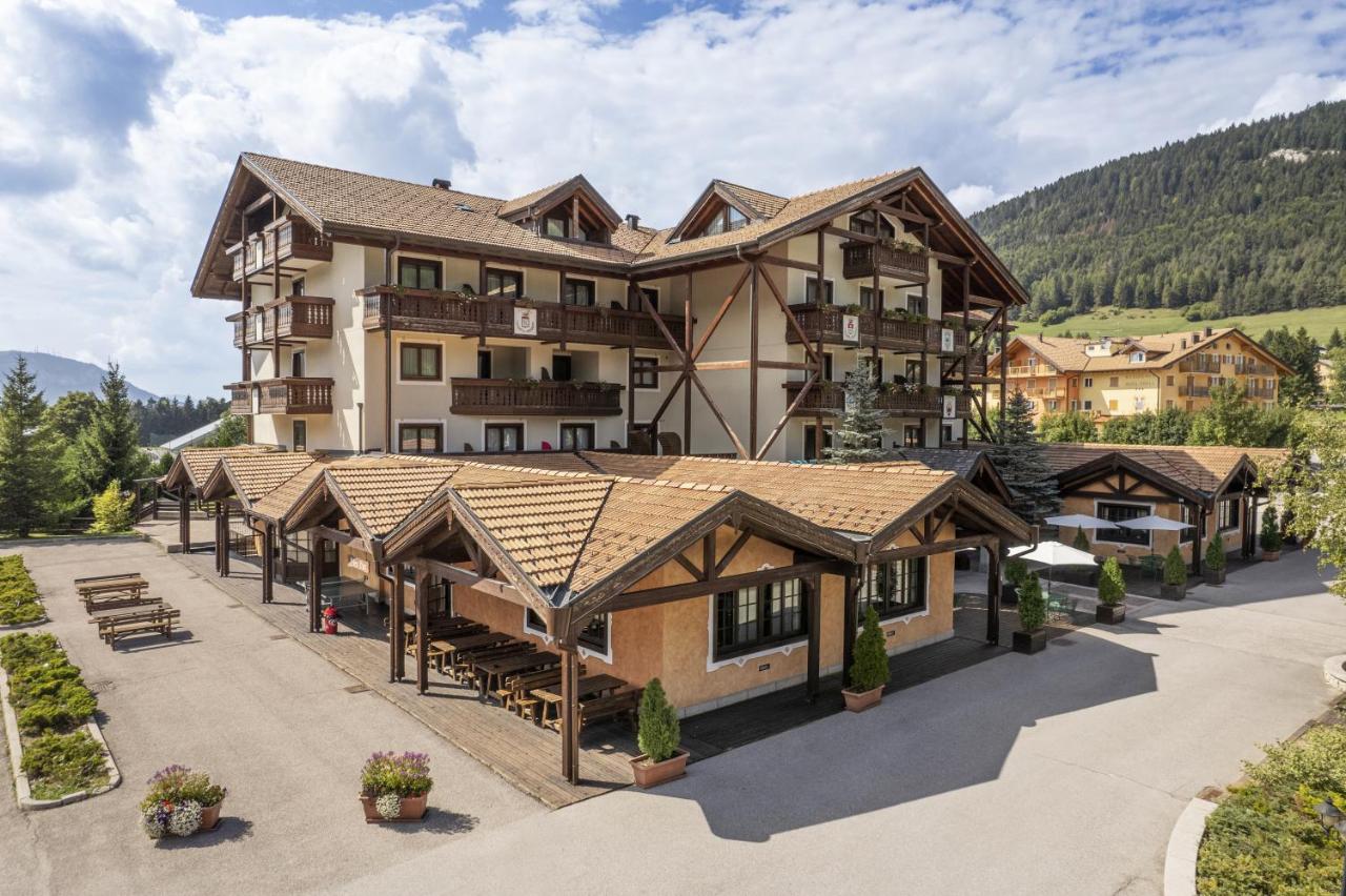 een luchtfoto van een resort met een gebouw bij Golf Hotel in Folgaria