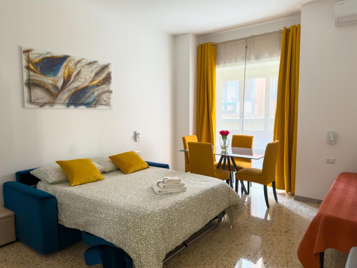 een slaapkamer met een bed, een tafel en stoelen bij King Vatican Suite in Rome
