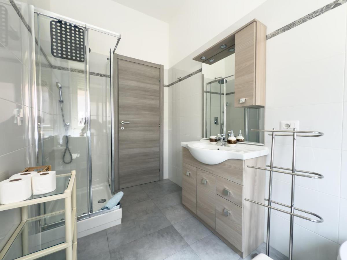 een badkamer met een wastafel en een douche bij King Vatican Suite in Rome