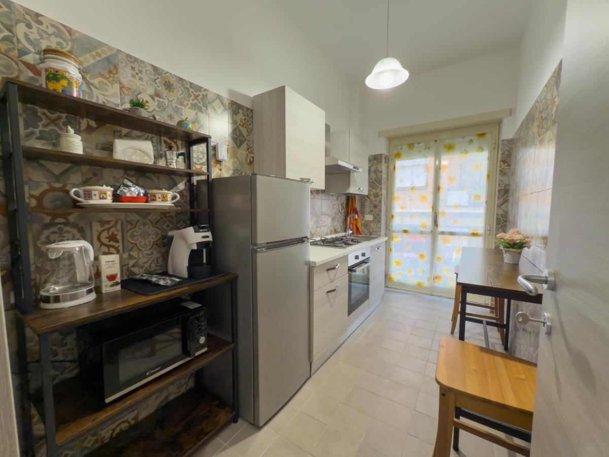 een keuken met een koelkast en een tafel bij King Vatican Suite in Rome