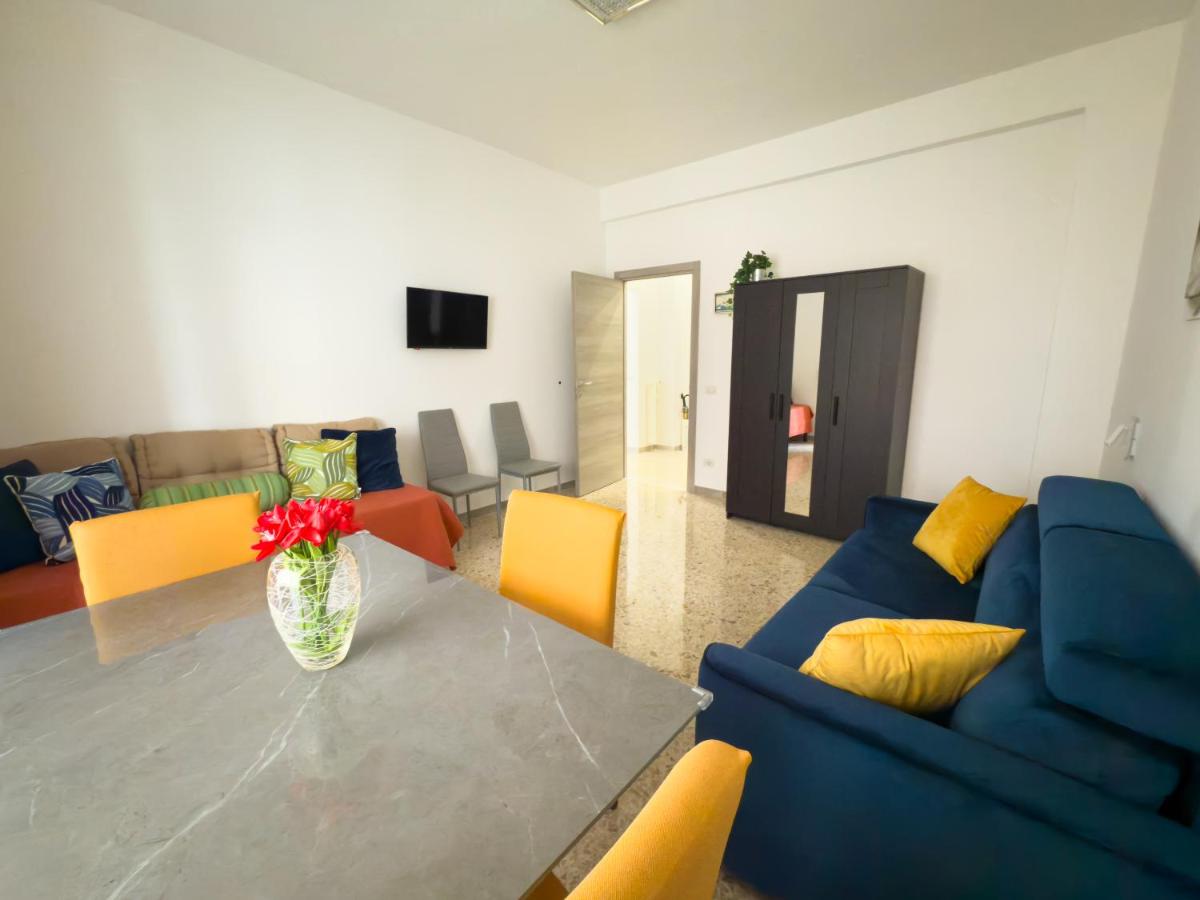 een woonkamer met een tafel waarop een vaas met bloemen staat bij King Vatican Suite in Rome