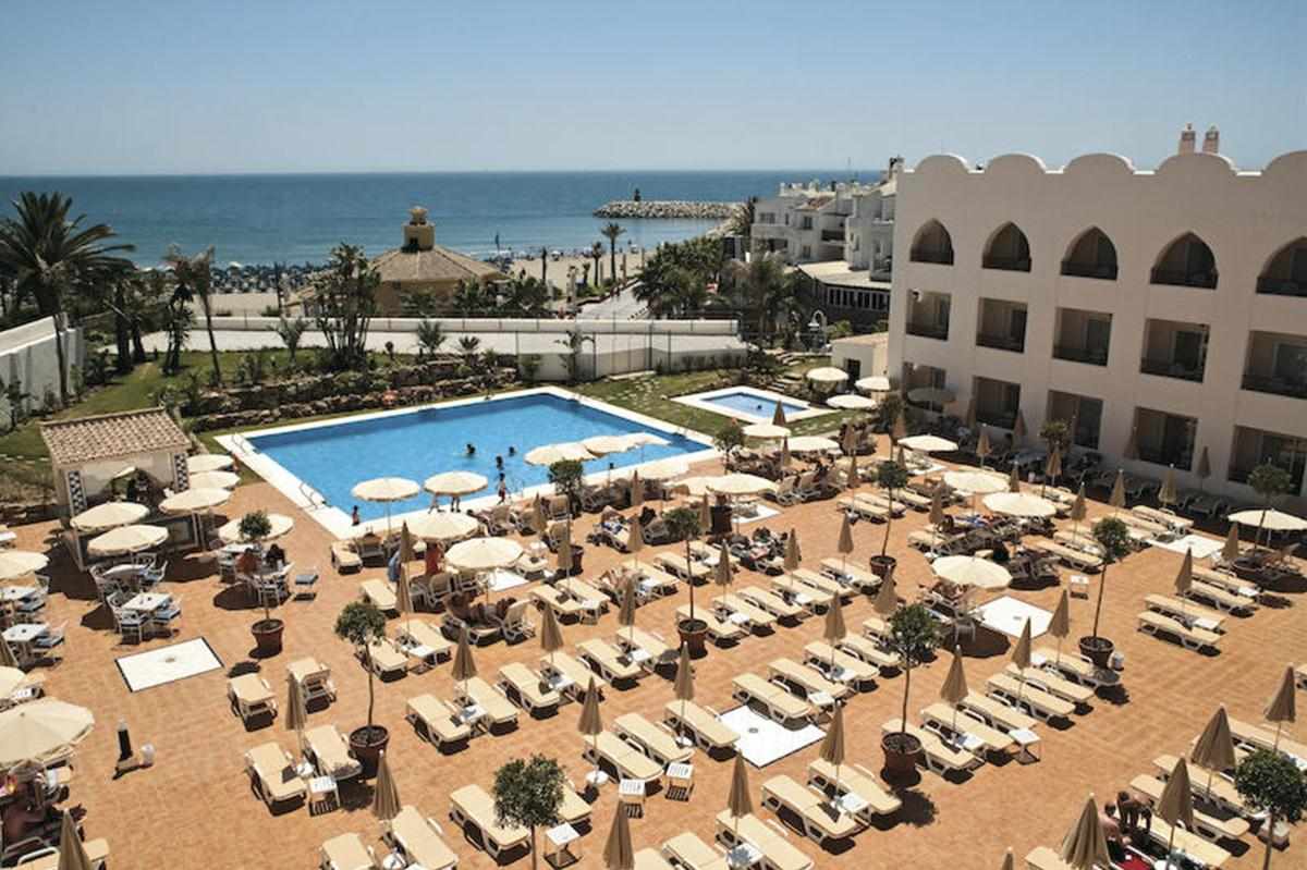 Zwembad omringd door palmbomen — Hotel Mac Puerto Marina
