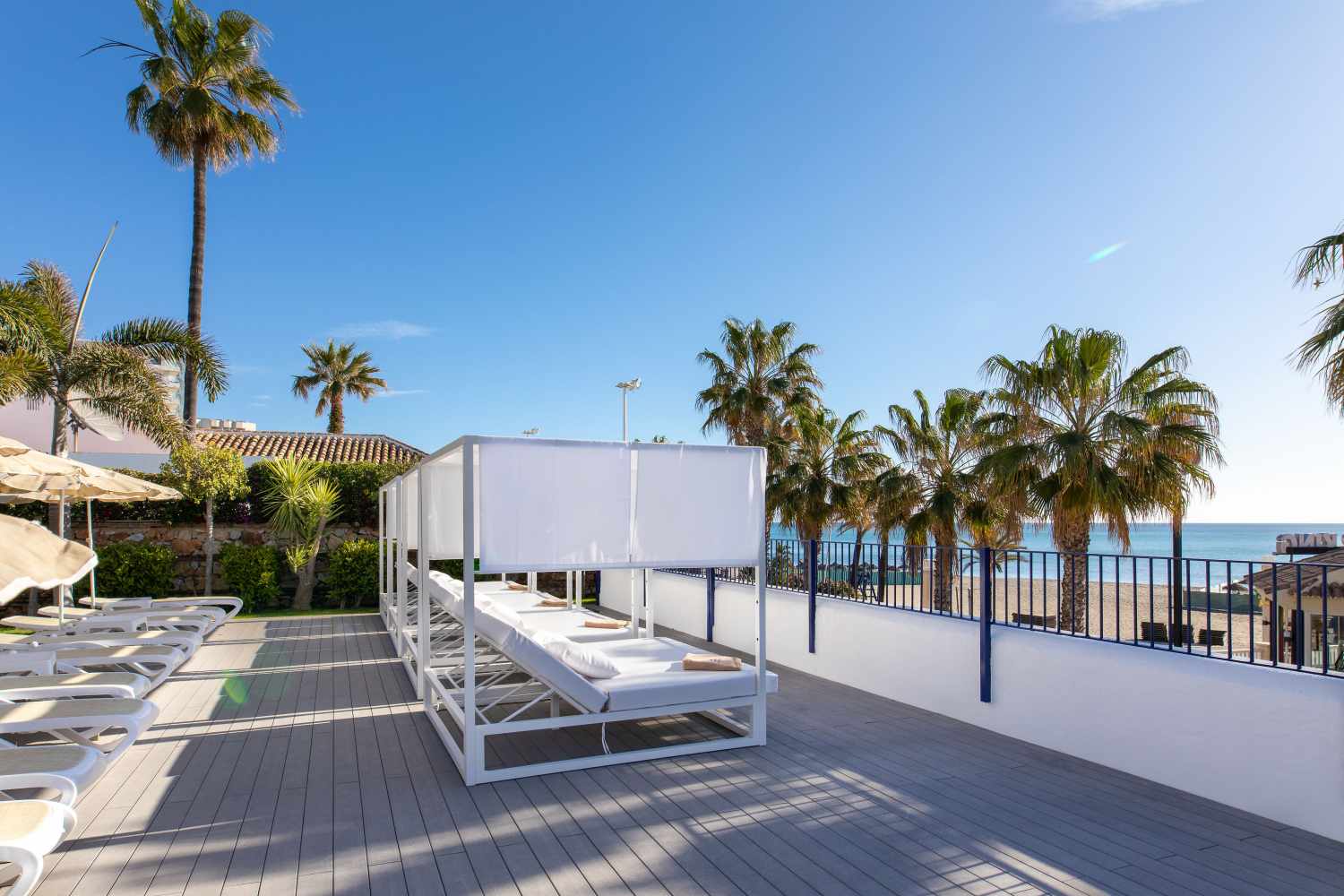 Buitenzwembad met ligbedden — Hotel Mac Puerto Marina