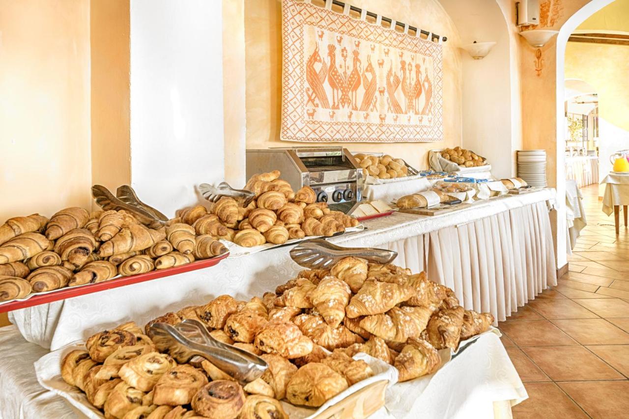 een bakkerij vol met allerlei verschillende soorten brood bij Colonna Hotel Du Golf in Marina di Portisco