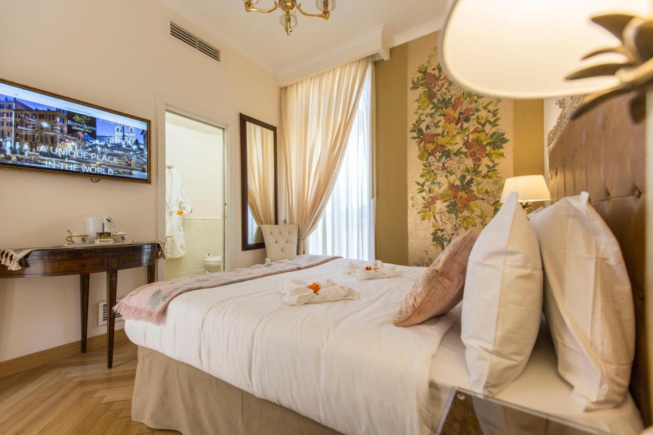een hotelkamer met een bed en handdoeken erop bij Royal Suite Trinità Dei Monti in Rome