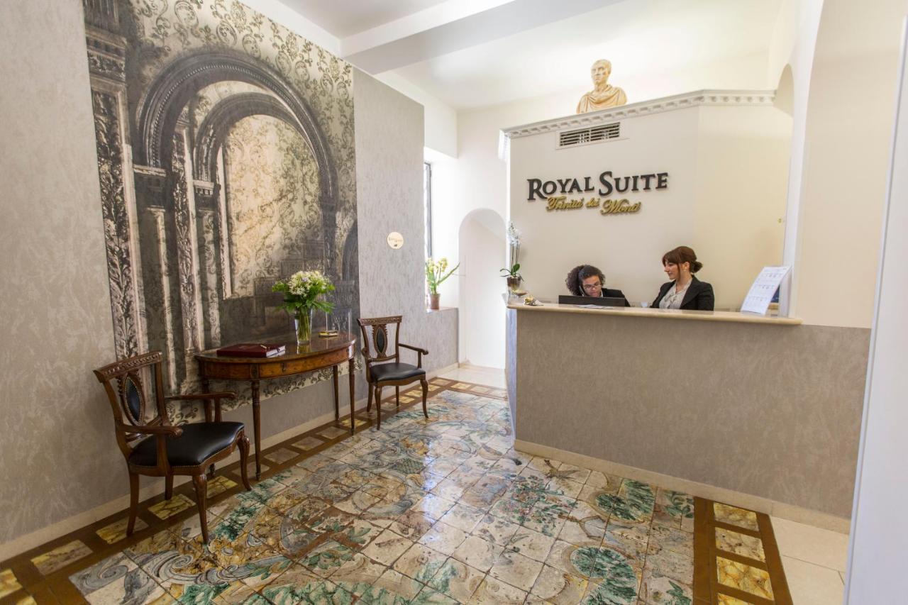 Twee vrouwen staan bij de toonbank van een salon. bij Royal Suite Trinità Dei Monti in Rome