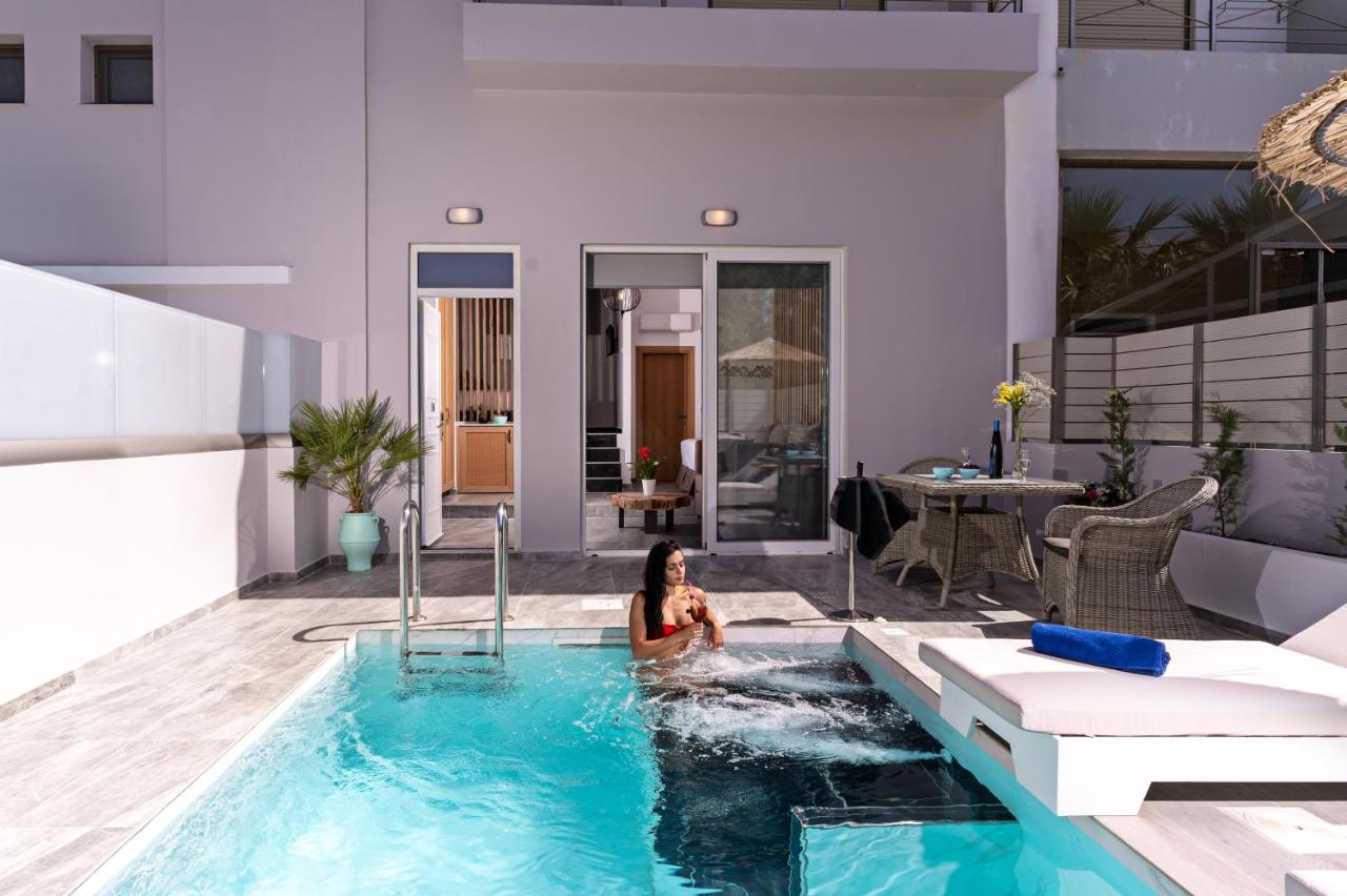 een vrouw die in een zwembad in een huis zit bij Delfina Boutique Hotel in Georgioupolis