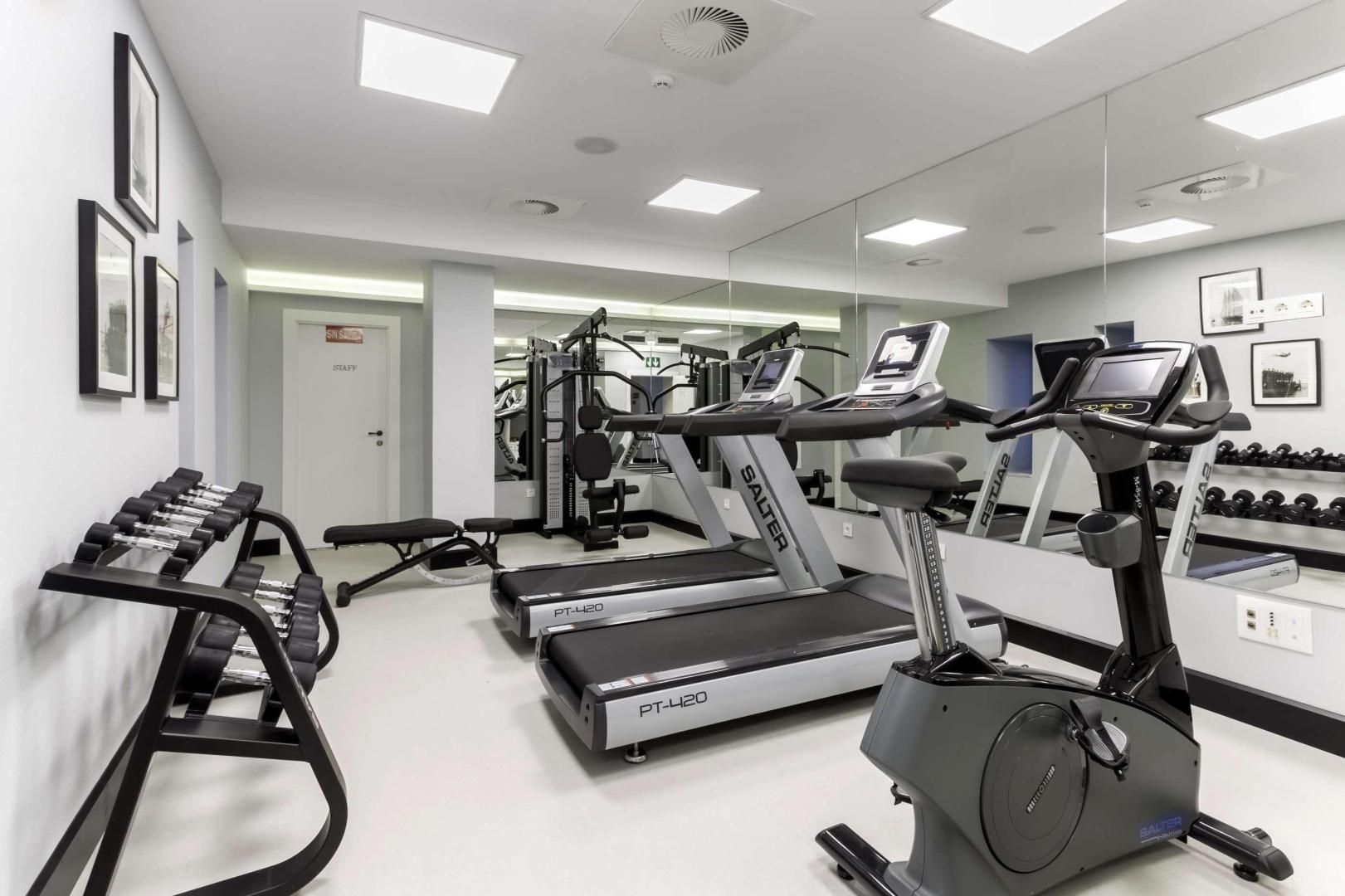 Fitnessruimte met cardio-apparaten — Room Mate Valeria