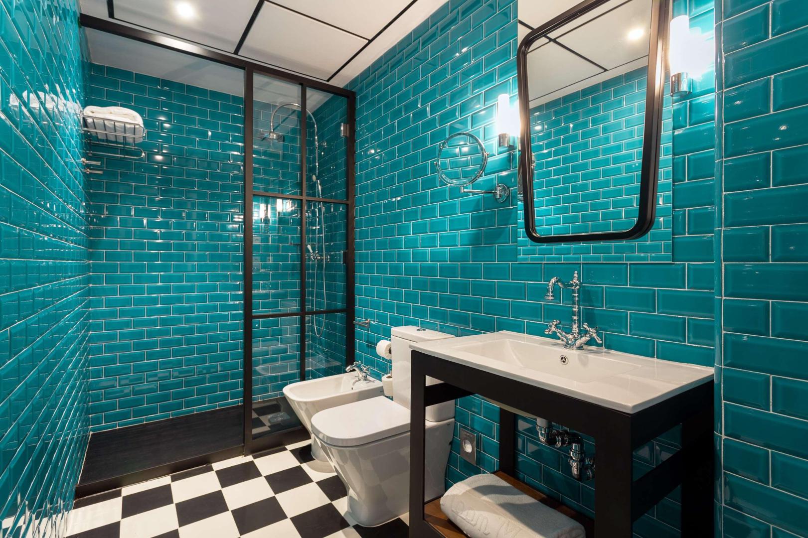 Badkamer met ligbad — Room Mate Valeria