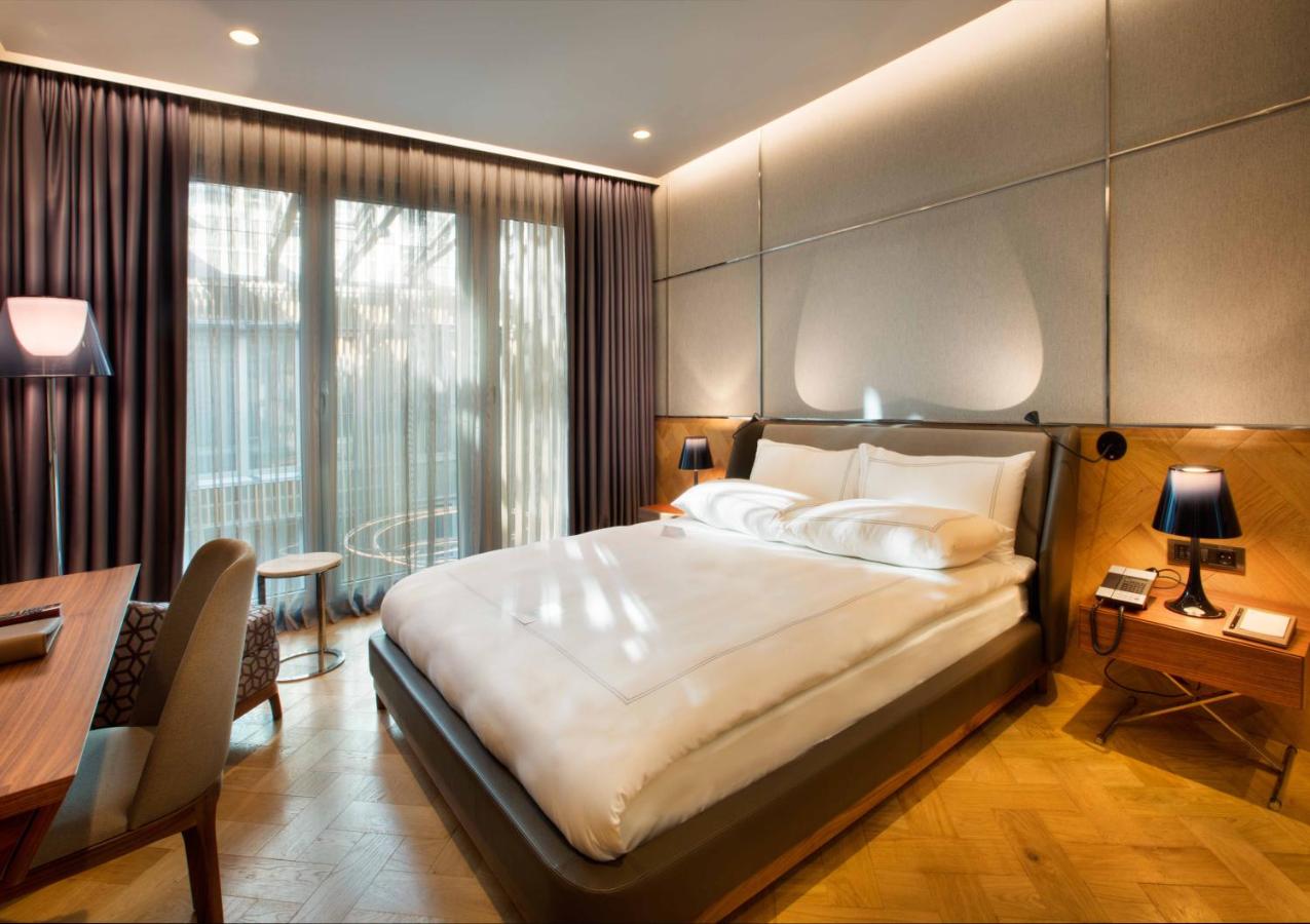 een hotelkamer met een groot bed en een bureau en een bureau bij Fer Hotel in Istanbul +92 foto's