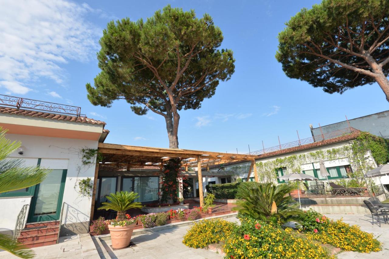 een gebouw met bomen en bloemen op een binnenplaats bij Miramare Residence in Pozzuoli +90 foto's