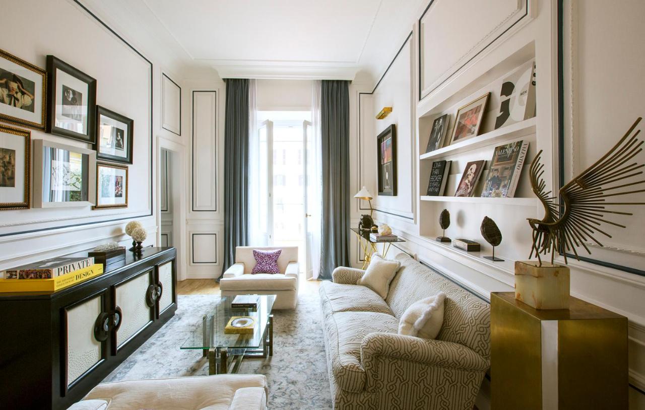 een woonkamer met een bank en een tafel bij Palazzo Dama - Hotel & SPA - Preferred Hotels & Resorts in Rome