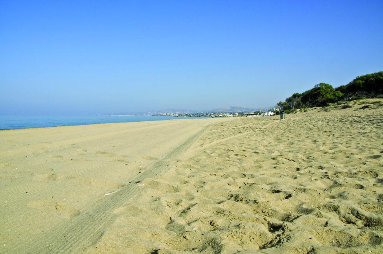 een zandstrand met voetafdrukken in het zand bij B&B Albachiara in San Leone