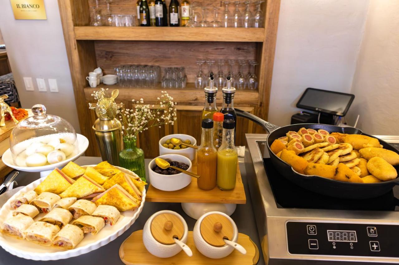 een tafel met een hoop eten op een fornuis bij Hotel Casa Bianca by Faranda Boutique in Cartagena