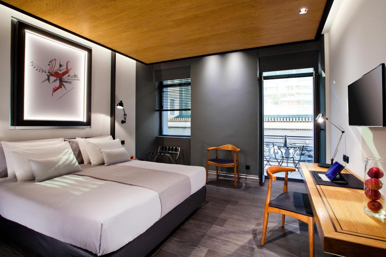 een slaapkamer met een bed en een bureau met een computer bij MET34 Athens in Athene