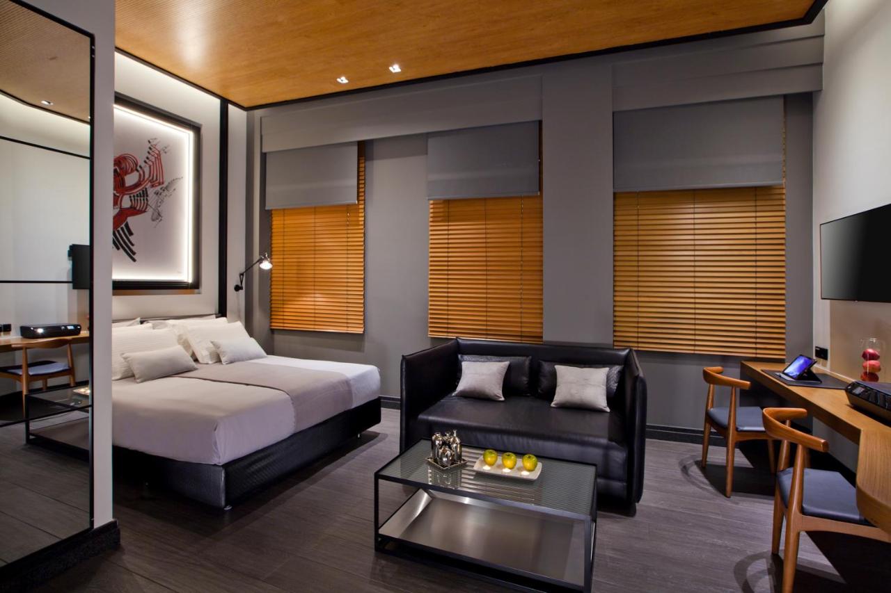 een woonkamer met een bed en een bank bij MET34 Athens in Athene