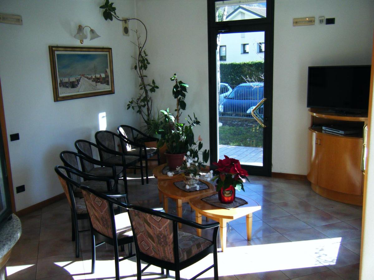 een eetkamer met een tafel en stoelen en een televisie bij Residence Vezzoli in Boario Terme