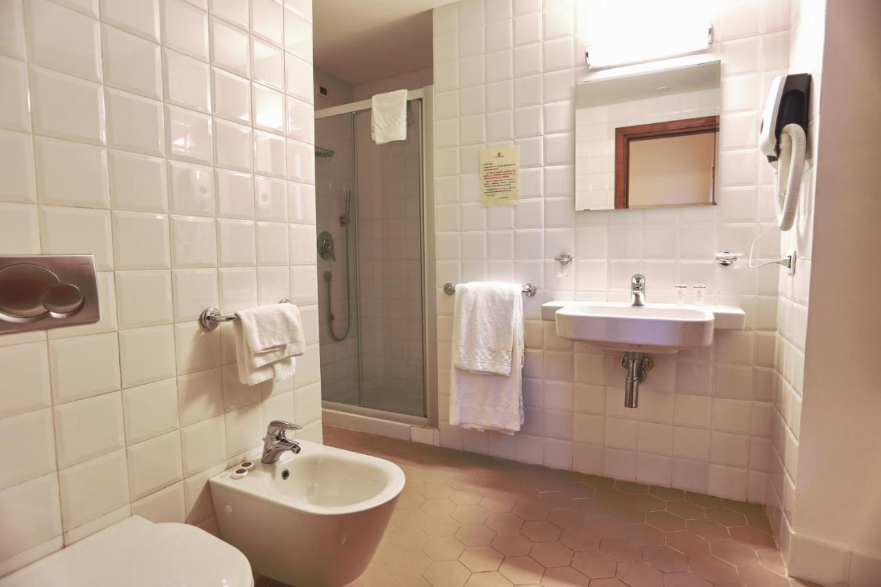 een badkamer met een toilet en een wastafel bij Casa I Cappuccini in Rome