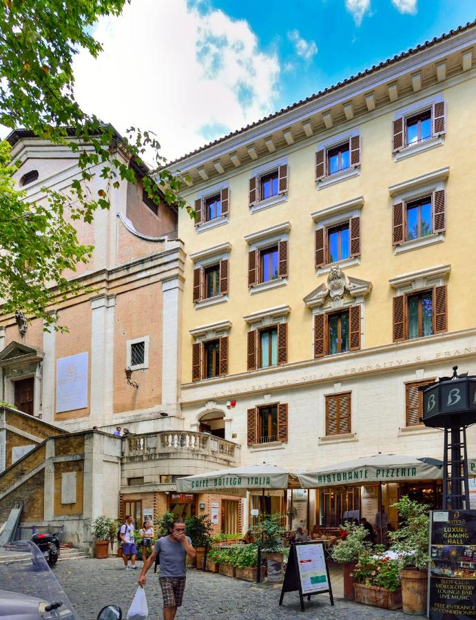 een man die voor een groot gebouw loopt bij Casa I Cappuccini in Rome