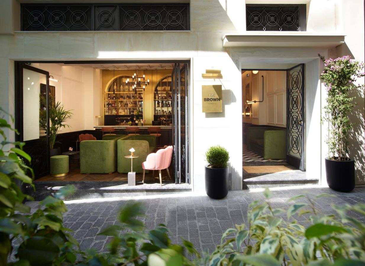 een restaurant met groene stoelen en een roze stoel bij Villa Brown Ermou, a member of Brown Hotels in Athene