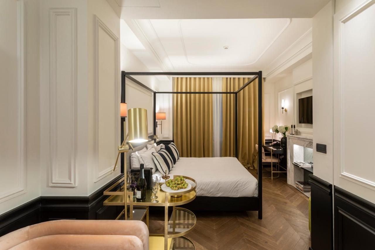 een hotelkamer met een bed en een tafel bij Villa Brown Ermou, a member of Brown Hotels in Athene