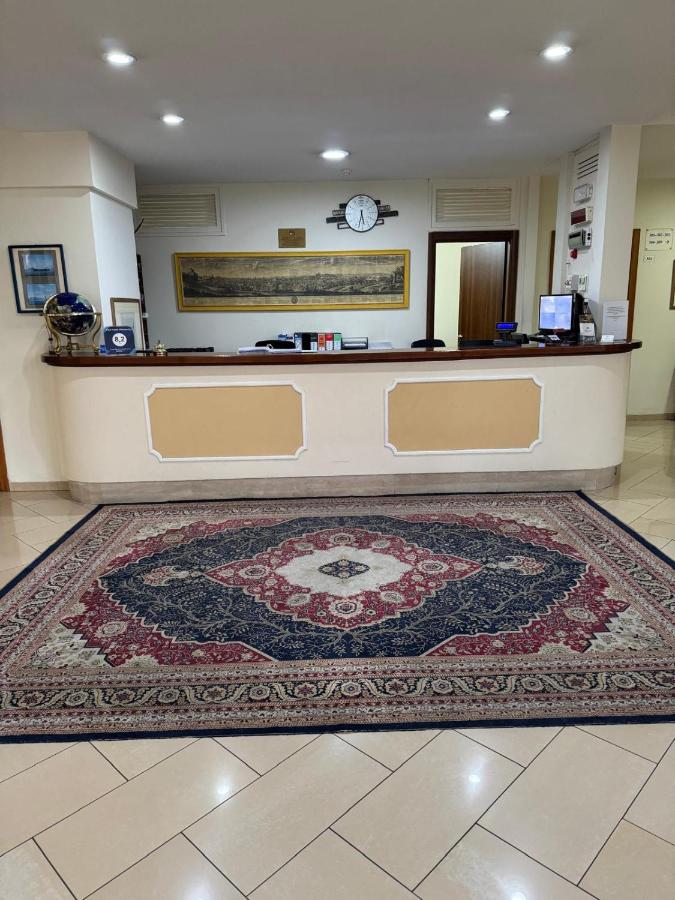 een lobby met een balie en een vloerkleed bij Park Hotel Villamaria in Pavona