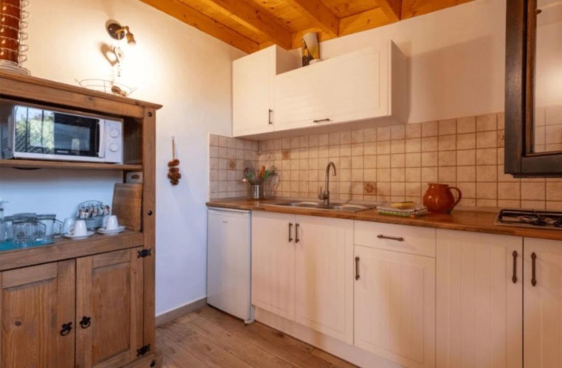 een keuken met witte kasten en een spoelbak bij Las Palmeras in Temisas
