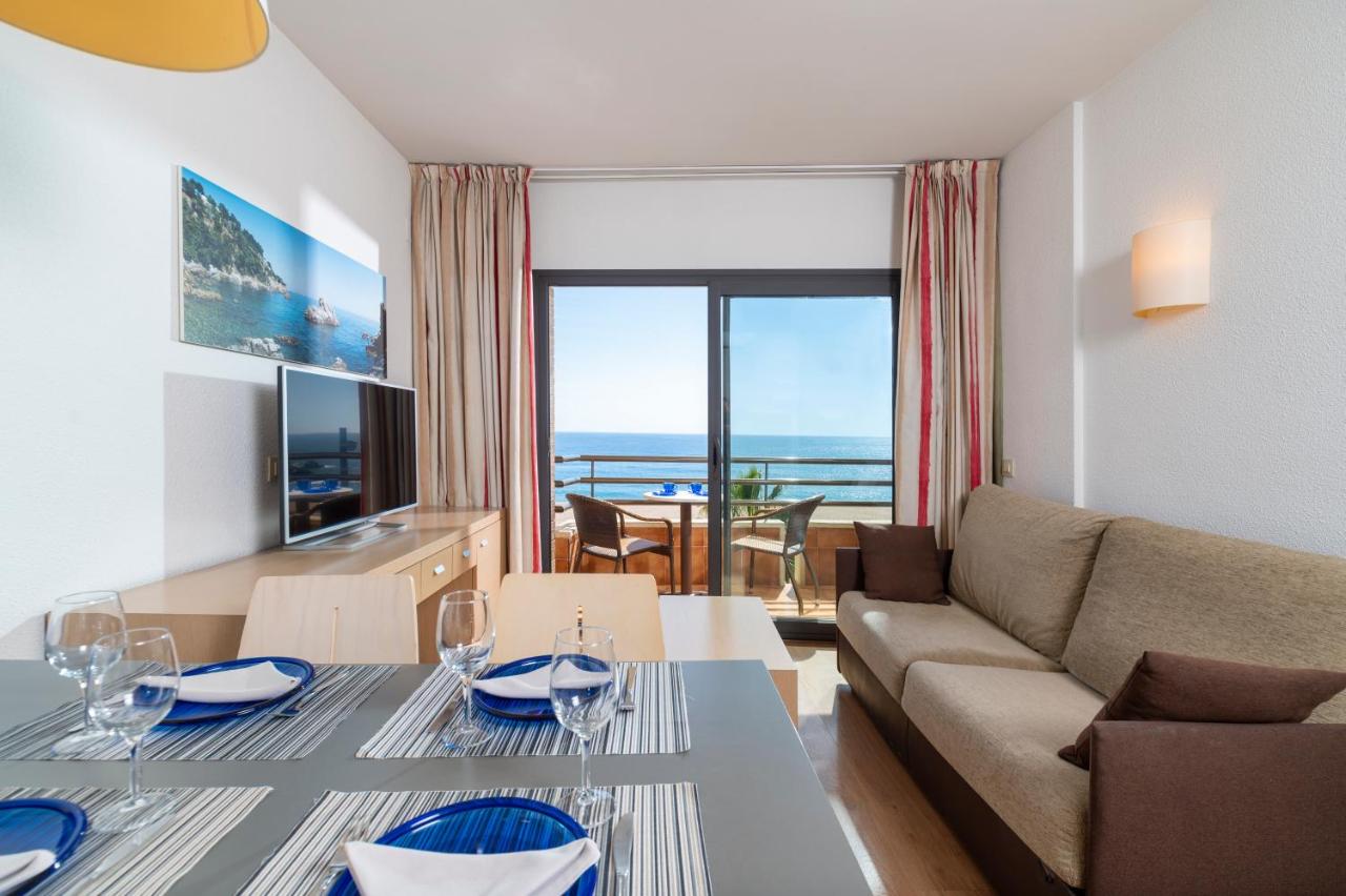 een woonkamer met een bank en een tafel bij Almirall Apartaments in Lloret de Mar