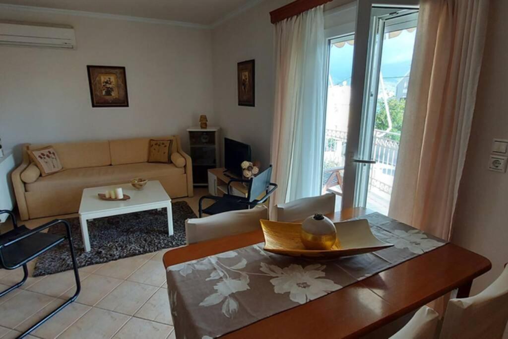 een woonkamer met een bank en een tafel bij Apagio apartment in Argostoli