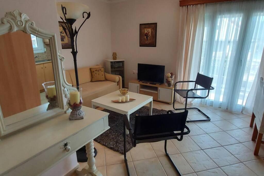 een woonkamer met een bank en een spiegel bij Apagio apartment in Argostoli
