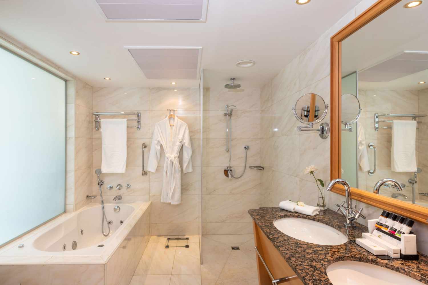 Constantinou Bros Athena Royal Beach Hotel foto 95