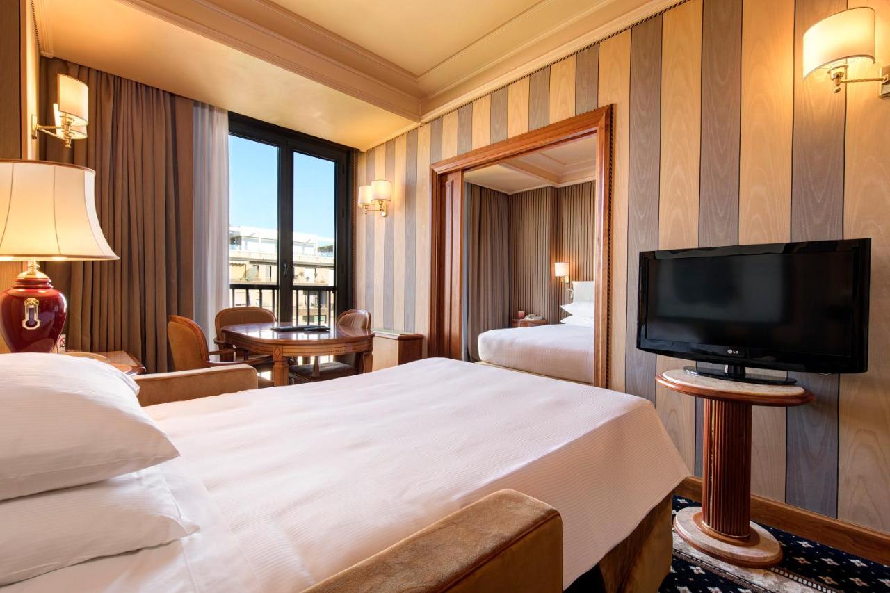 een hotelkamer met een bed en een televisie bij Hotel Capitol Milano in Milaan