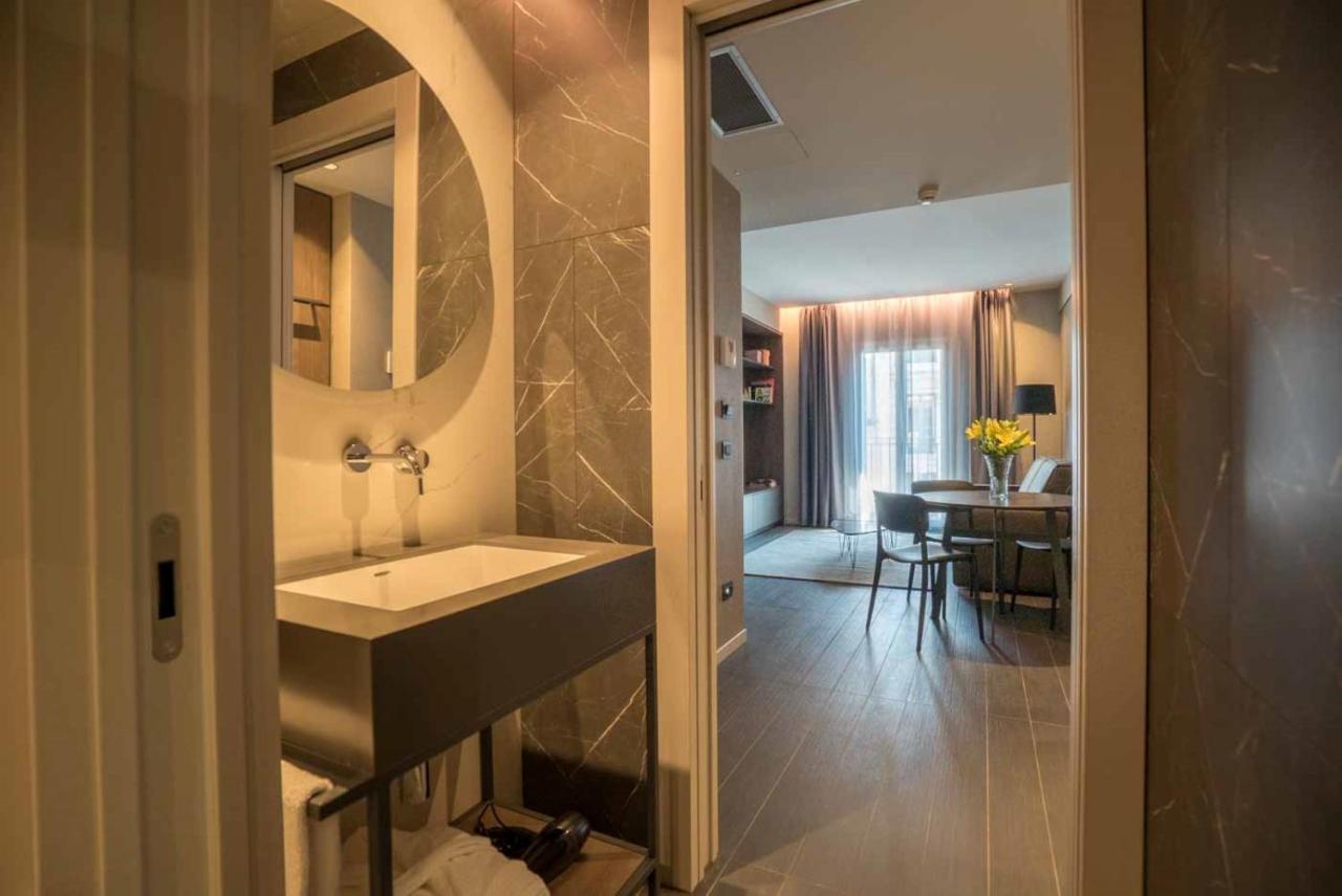 een badkamer met een wastafel en een eetkamer bij Be Mate Via Tivoli in Milaan