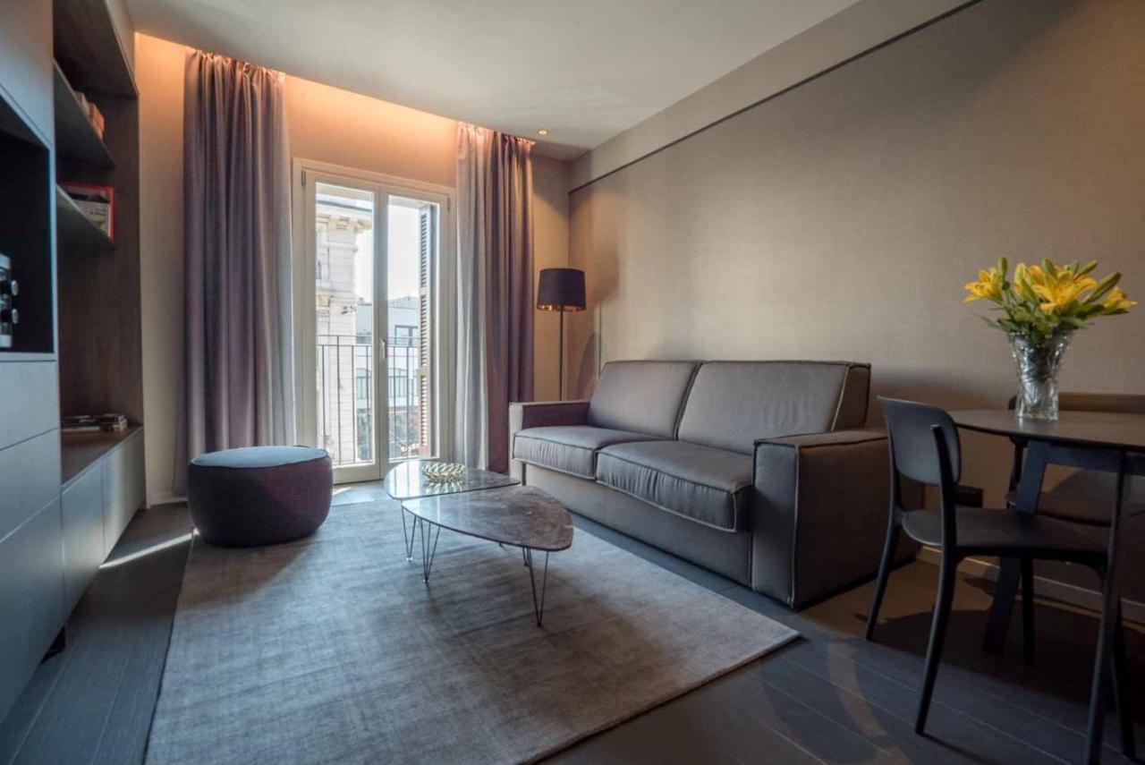 een woonkamer met een bank en een tafel bij Be Mate Via Tivoli in Milaan