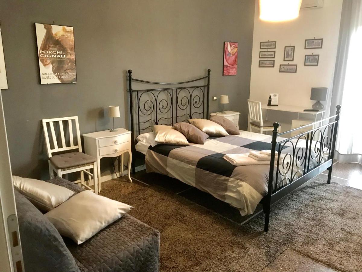 een slaapkamer met twee bedden, een bureau en een stoel bij A Casa Di Giallo B&B in Rome