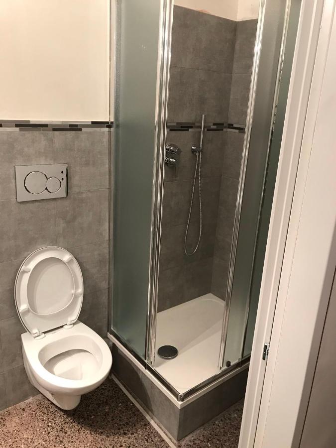 een badkamer met een douche en een toilet bij A Casa Di Giallo B&B in Rome