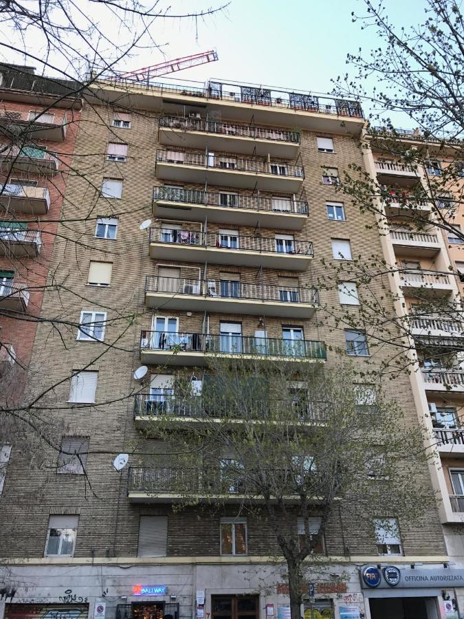 een groot gebouw met balkons aan de zijkant bij A Casa Di Giallo B&B in Rome