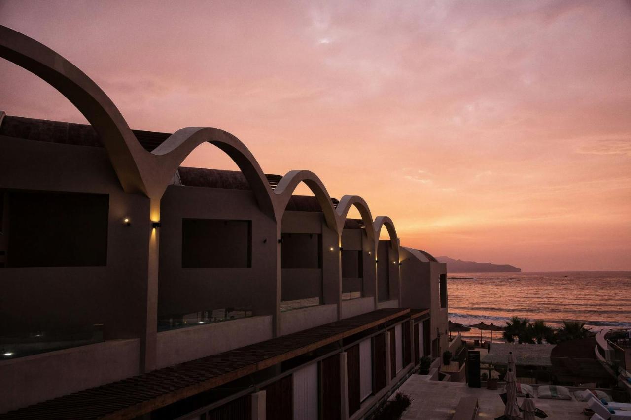 uitzicht op de oceaan vanaf het balkon van een resort bij Domes Noruz Chania, Autograph Collection- Adults Only in Kato 