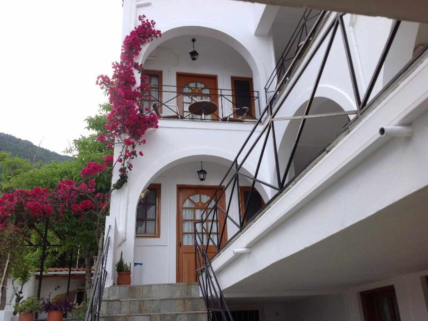 Travlos Studios.