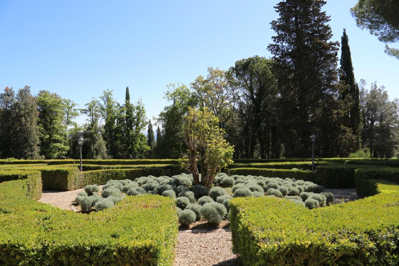 een tuin met veel struiken en bomen bij Hotel La Collegiata - Adults Only in San Gimignano