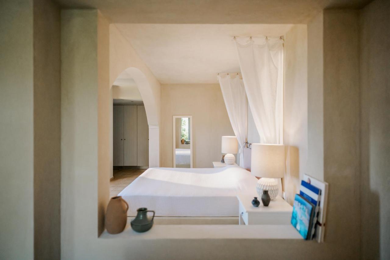 een slaapkamer met een wit bed en een raam bij Village Heights Resort in Chersonissos