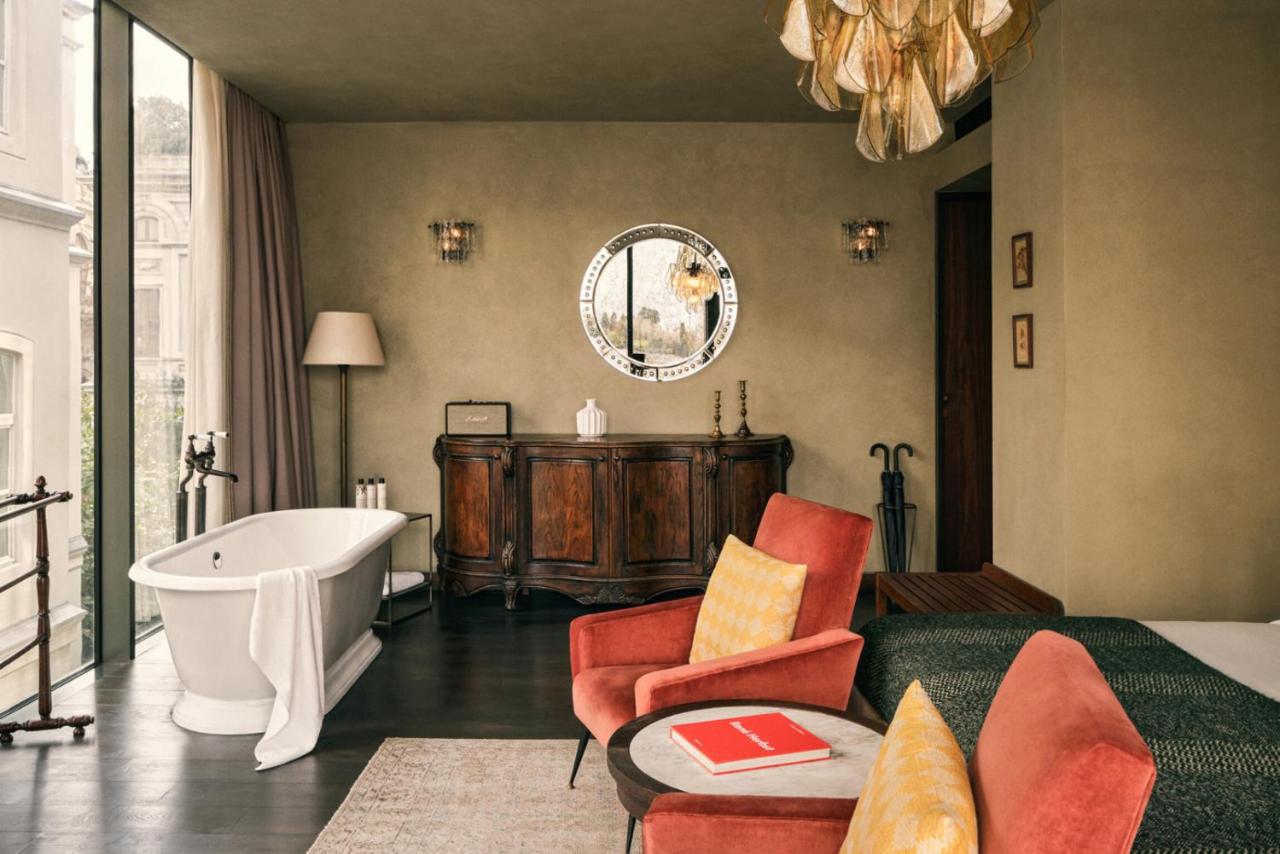 een badkamer met een bad en een bed en een badkuip bij Soho House Istanbul in Istanbul