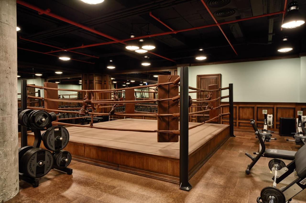 een afbeelding van een sportschool met een boksring bij Soho House Istanbul in Istanbul