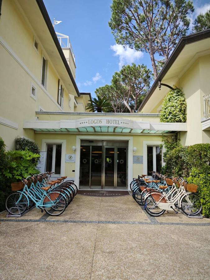 een rij fietsen geparkeerd voor een gebouw bij JR Resort Logos Forte dei Marmi in Forte dei Marmi