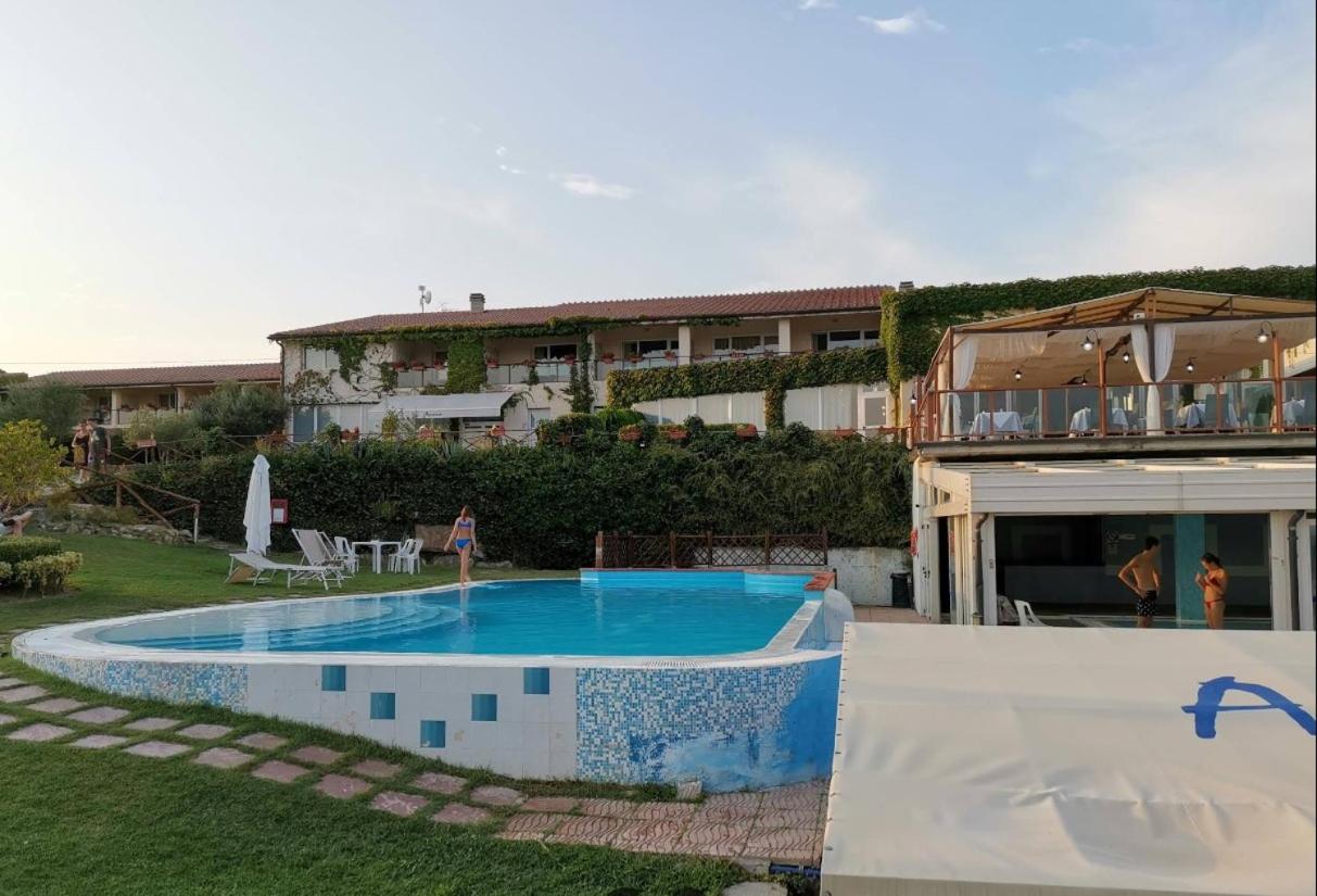 een zwembad in de tuin van een huis bij Relax Hotel Acquaviva - Tuscany Hills in Casole dʼElsa